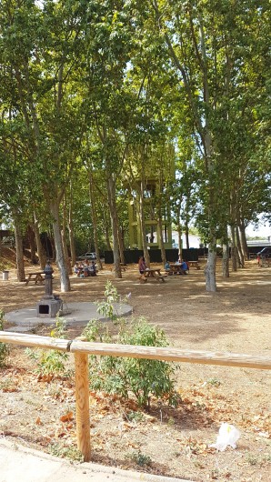 Location de vacances - Villa à Empuriabrava - Parc mitoyen équipé jeux pour enfants - tables pour pique nique