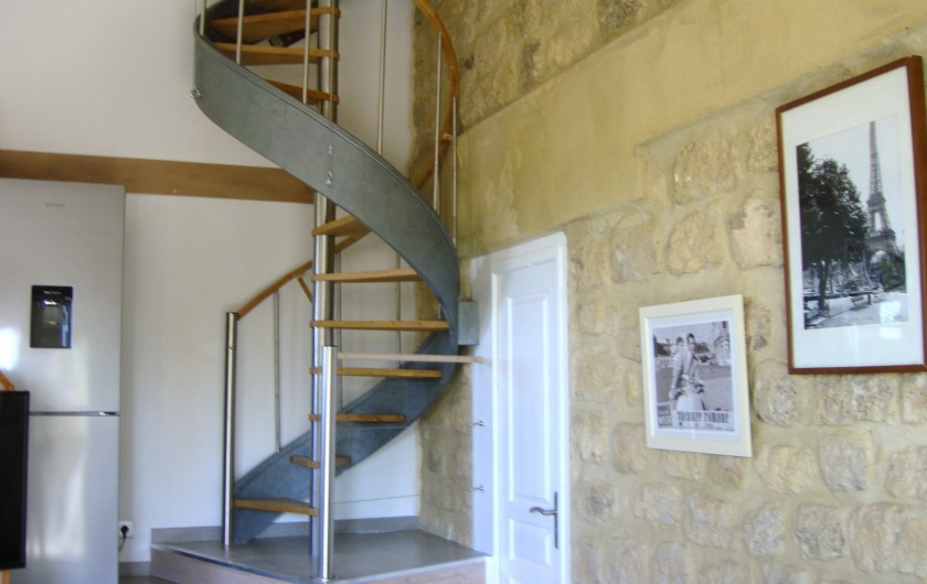 Vue sur l'escalier menant l'étage où se trouve la chambre et la SDB