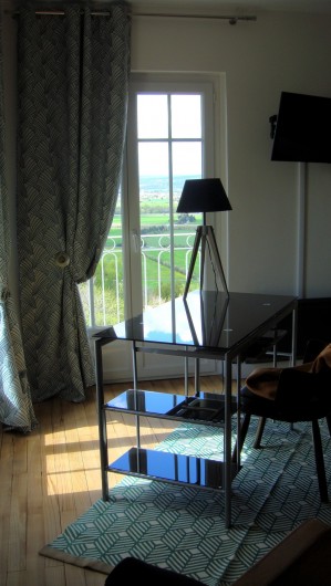 Location de vacances - Gîte à La Garde-Adhémar - Une partie de la chambre avec vue donnant sur l'extérieur et sa terrasse.