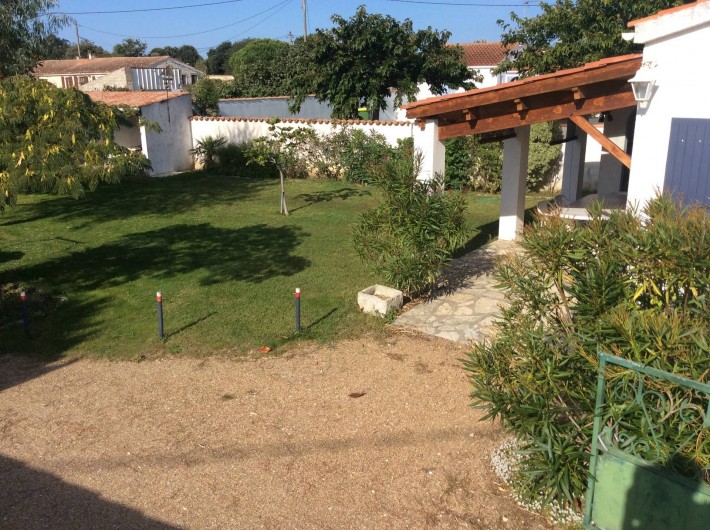 Location de vacances - Maison - Villa à Saint-Pierre-d'Oléron - Propriété vue du portail d'entrée