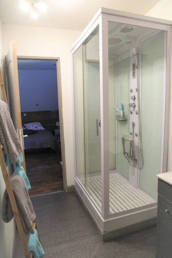 Location de vacances - Chambre d'hôtes à Sauveterre-de-Rouergue - Chambre d'hôte : salle de bain "Ondine"