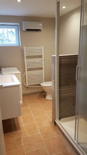 Location de vacances - Chambre d'hôtes à Sauveterre-de-Rouergue - Gîte -salle de bain avec douche à l'italienne et WC (2ème WC indépendant)