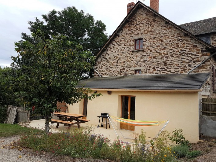 Location de vacances - Chambre d'hôtes à Sauveterre-de-Rouergue - Gîte : Terrasse avec hamac et barbecue