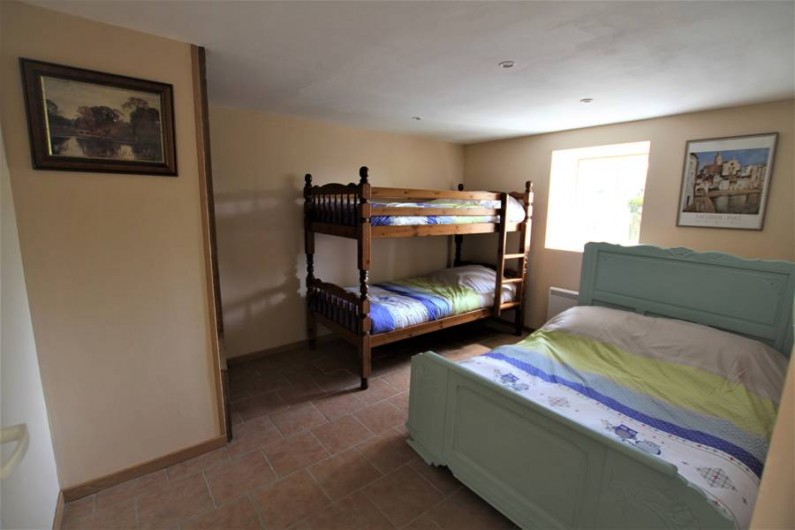 Location de vacances - Chambre d'hôtes à Sauveterre-de-Rouergue - Gîte - chambre avec lits superposés et lit en 130