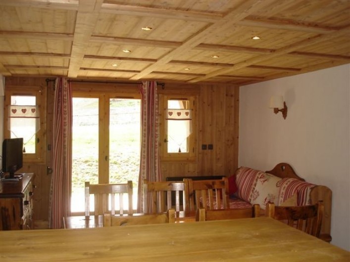 Location de vacances - Appartement à Valloire - Sàm et salon donnant sur une terrasse. La seconde terrasse est côté chambre.
