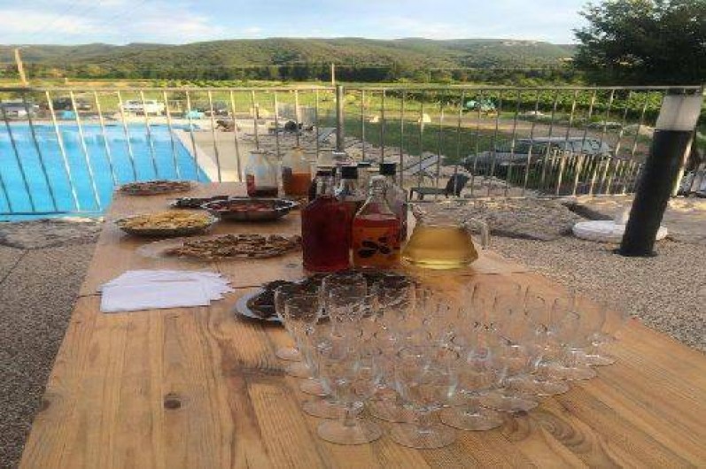 Location de vacances - Chalet à Saint-Alban-Auriolles - Pot d'accueil au bord de la piscine,  chalet Sud Ardèche Rev'o Thijol