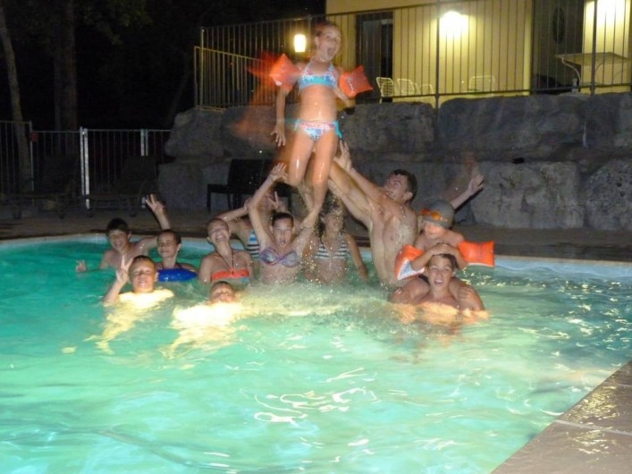 Location de vacances - Chalet à Saint-Alban-Auriolles - Soirée nocturne piscine, Location de vacances,chalet Sud Ardèche Rev'o Thijol
