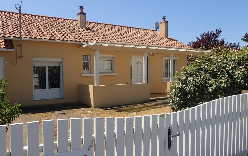 Location de vacances - Villa à Saint-Hilaire-de-Riez - La facade de la maison, donnant sur la rue de la Touche