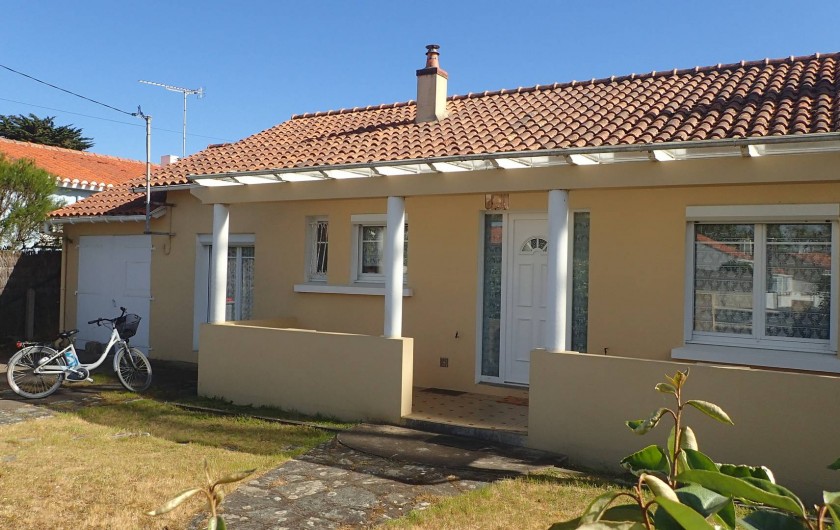 Location de vacances - Villa à Saint-Hilaire-de-Riez - maison vue de devant avec la place pour ranger deux voitures