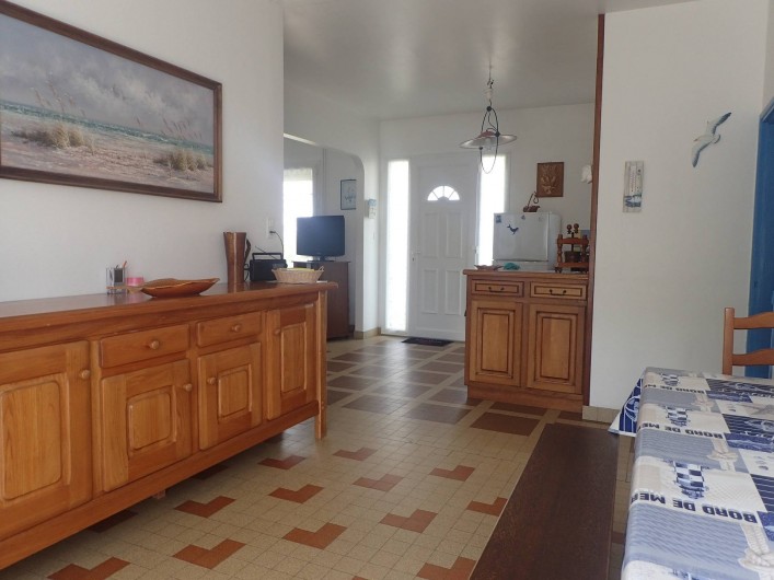 Location de vacances - Villa à Saint-Hilaire-de-Riez - sejour  très lumineux   donnant sur le jardin derrière la maison