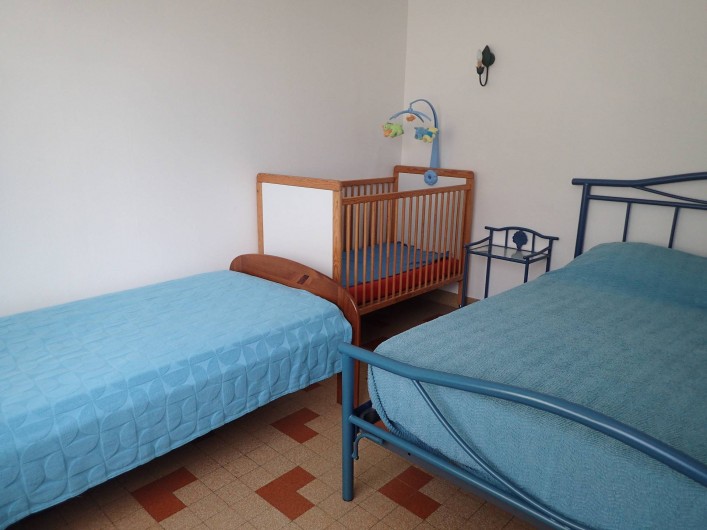 Location de vacances - Villa à Saint-Hilaire-de-Riez - la grande chambre, un lit bébé si besoin 1 lit de 2 pers 1 lit d'une pers