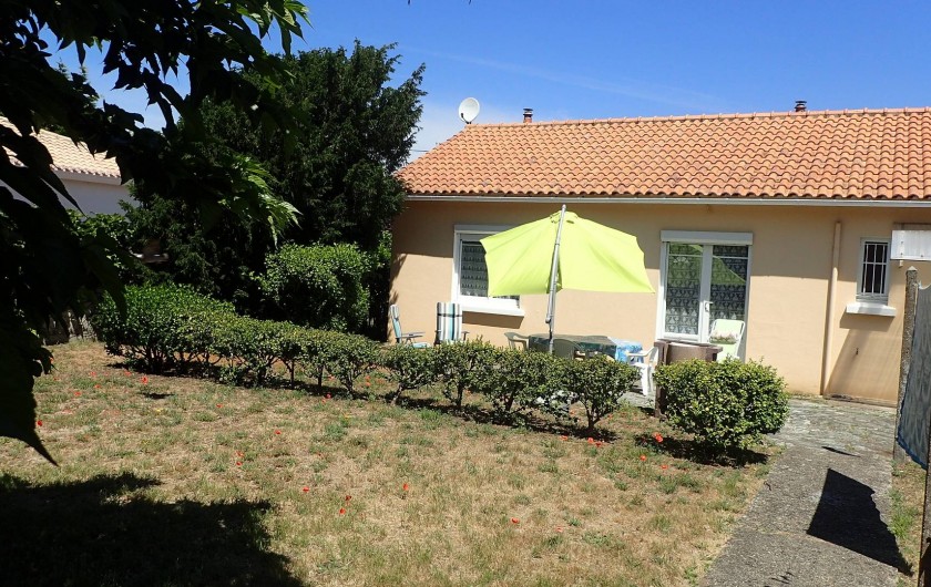 Location de vacances - Villa à Saint-Hilaire-de-Riez - vue de la maison avec son  jardin derrière