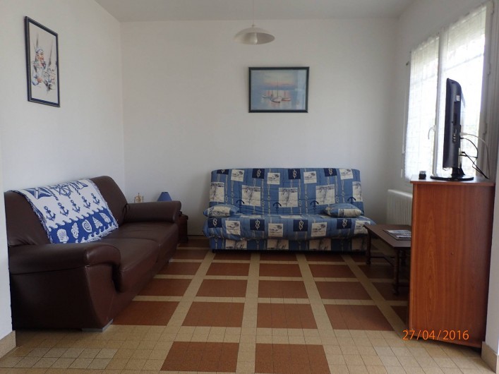 Location de vacances - Villa à Saint-Hilaire-de-Riez - salon avec ses 2 banquettes dont un clic clac une télé (écran plat)