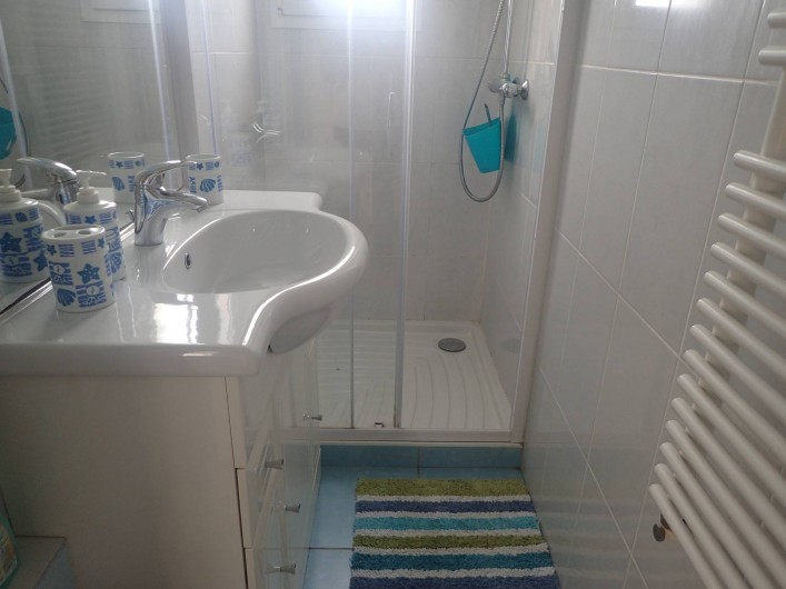 Location de vacances - Villa à Saint-Hilaire-de-Riez - salle d'eau avec une petite fenêtre,  sa douche et vasque ,
