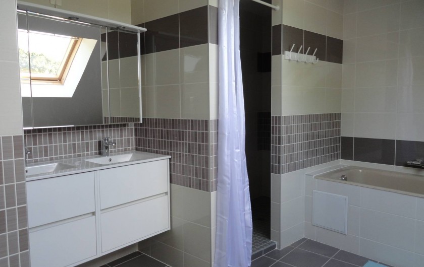 Location de vacances - Maison - Villa à Vessey - salle de bain étage : baignoire / douche / double vasque