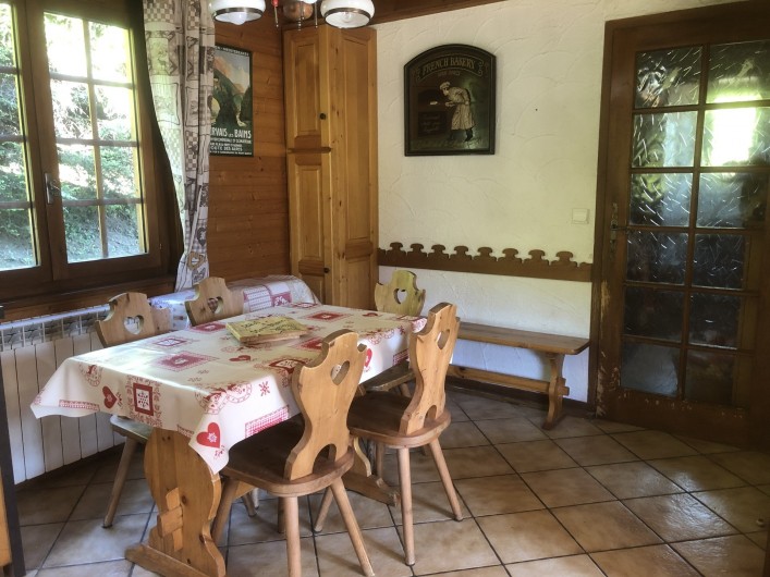 Location de vacances - Chalet à Saint-Gervais-les-Bains - Entrée vers la cuisine ouverte au rez-de-chaussée