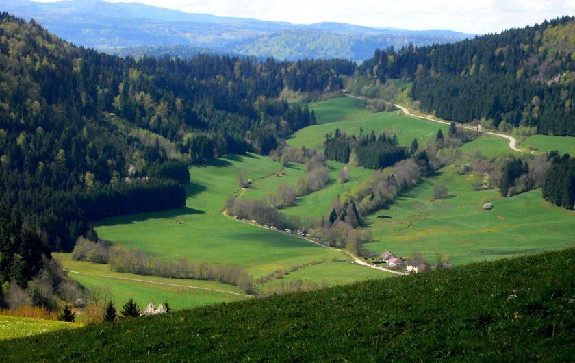 Location de vacances - Gîte à Les Nans - Vue sur la vallée des Nans.