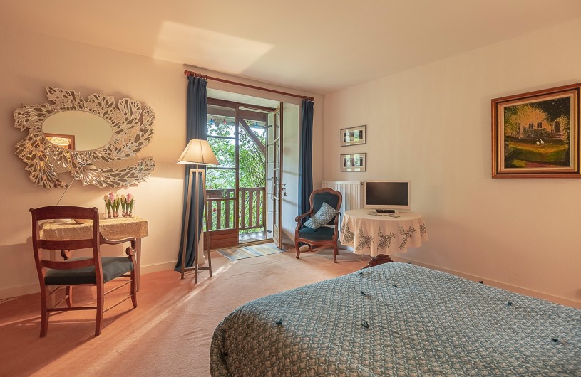 Location de vacances - Gîte à Les Nans - La chambre blanche.