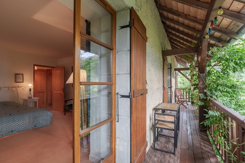 Location de vacances - Gîte à Les Nans - Deux des chambres donnent sur le balcon.