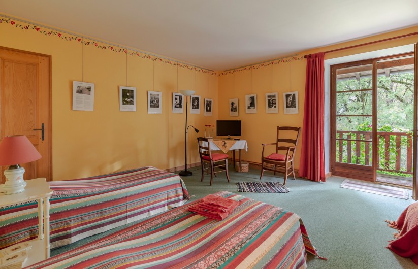 Location de vacances - Gîte à Les Nans - La chambre jaune.