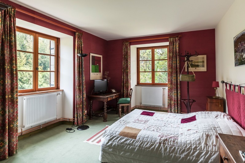 Location de vacances - Gîte à Les Nans - La chambre rouge.