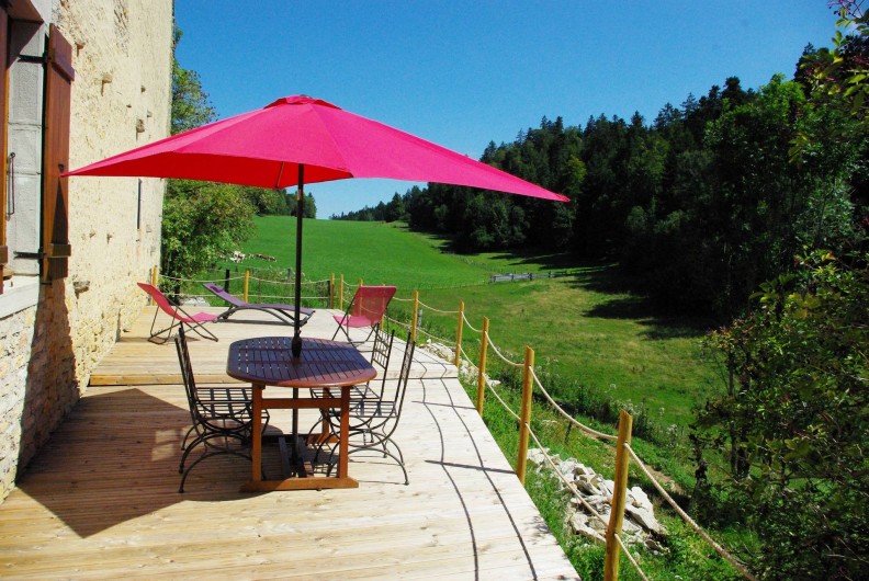 Location de vacances - Gîte à Les Nans - La terrasse-solarium.