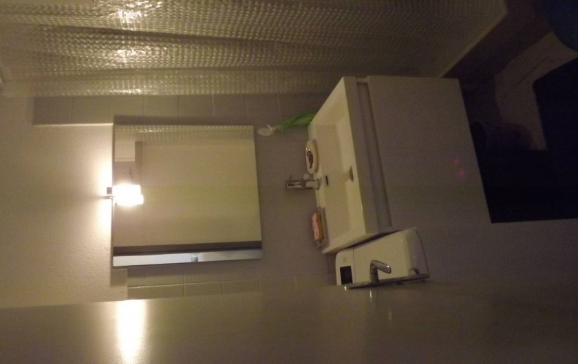 Location de vacances - Studio à Saint-Pierre la Mer - salle de bain avec douche