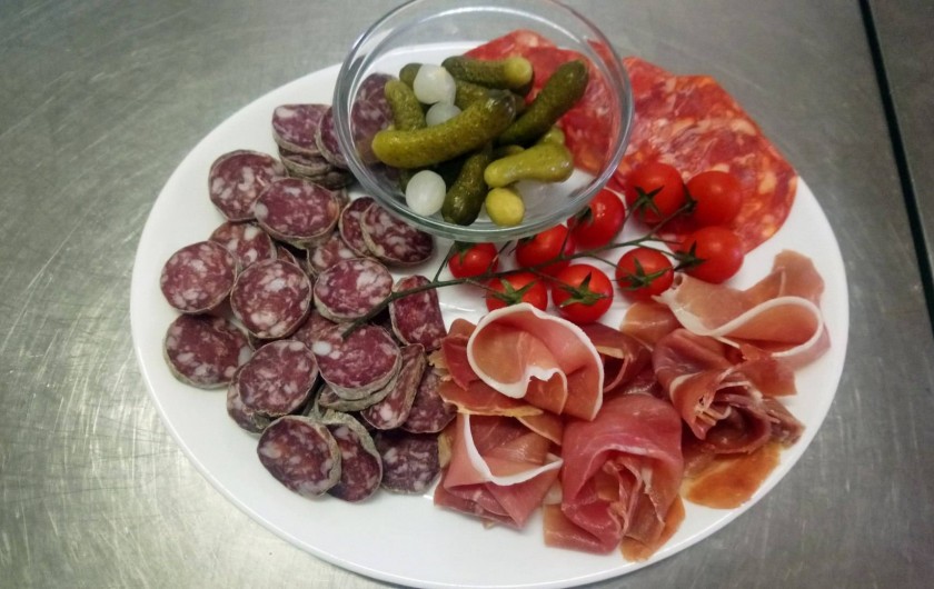 Location de vacances - Chambre d'hôtes à Saint-Étienne-du-Valdonnez - Assiette de Charcuterie à l'Auberge du Bramont à St Etienne du Valdonnez
