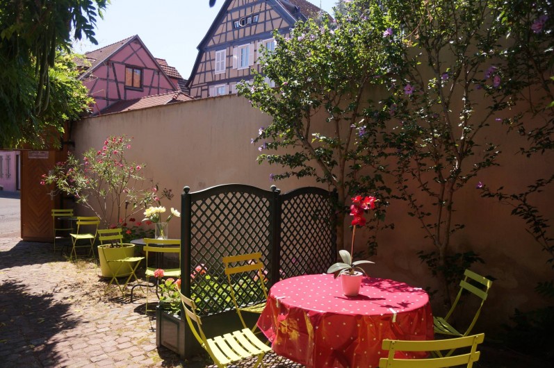 Location de vacances - Gîte à Ribeauville - Que c'est agréable de déjeuner dans l'espace jardin du Gîte