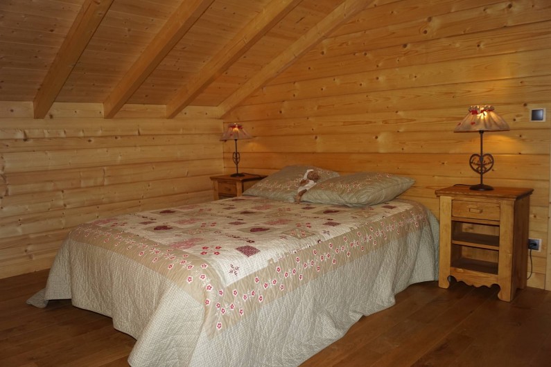 Location de vacances - Chalet à Basse-sur-le-Rupt - Chambre étage avec lit de 2 personnes, 1 bonnetière