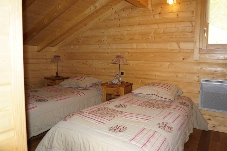 Location de vacances - Chalet à Basse-sur-le-Rupt - Chambre étage avec 2 lits 1 personne; 1 lit bébé, 1 commode