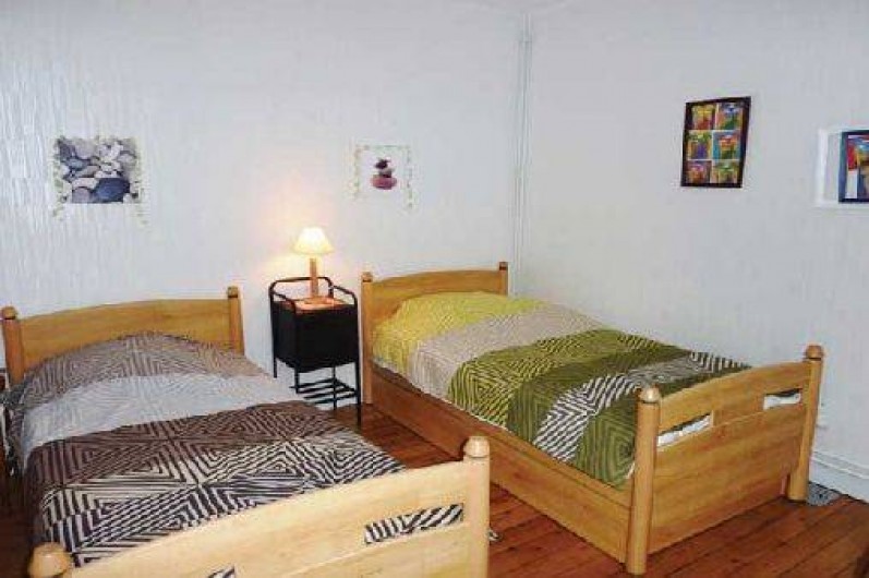 Location de vacances - Maison - Villa à Roscoff - Chambre double vue sur le clocher et l'ile de batz