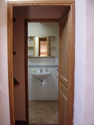 Location de vacances - Appartement à L'Albère - L’entrée de la salle de douche avec sas et rangements sur la gauche