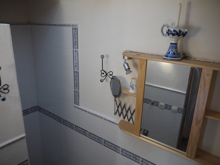 Location de vacances - Appartement à L'Albère - Salle de douche, dans le renfoncement derrière le mur à gauche