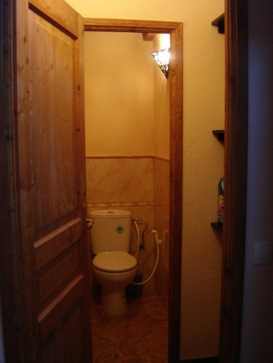 Location de vacances - Appartement à L'Albère - L’entrée des toilettes avec sas et rangements sur la droite