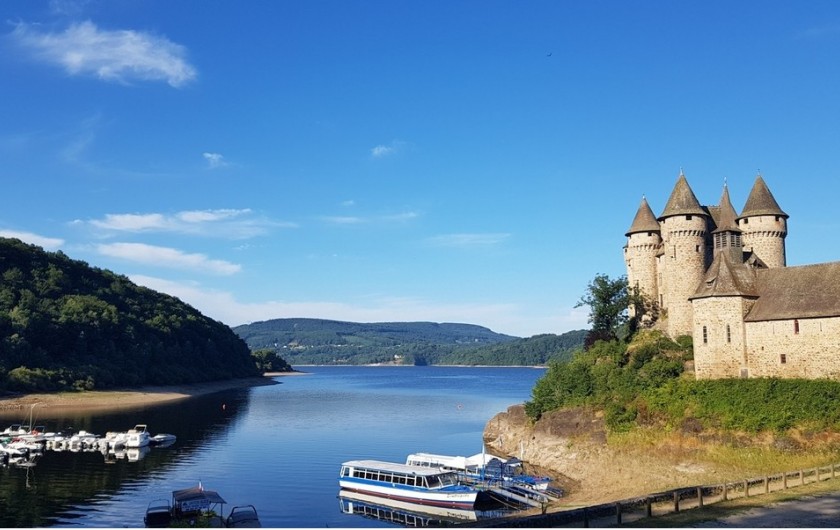Lac de Bort-les-Orgues et le château de Val à 28 km