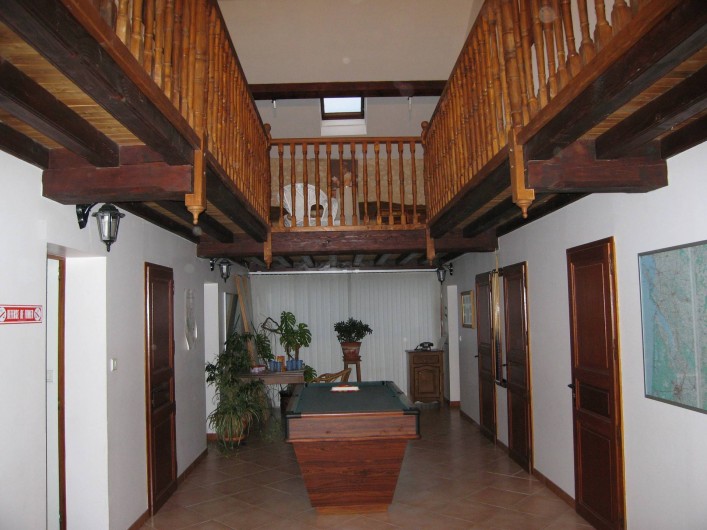 Location de vacances - Maison - Villa à Saint-Séverin - Le patio, billard au rez-de-chaussé et salon de lecture à l'étage,