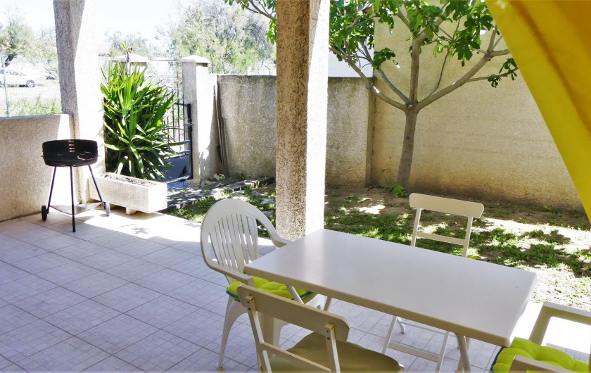 Location de vacances - Villa à Frontignan - Table terrasse avec vue sur le figuier