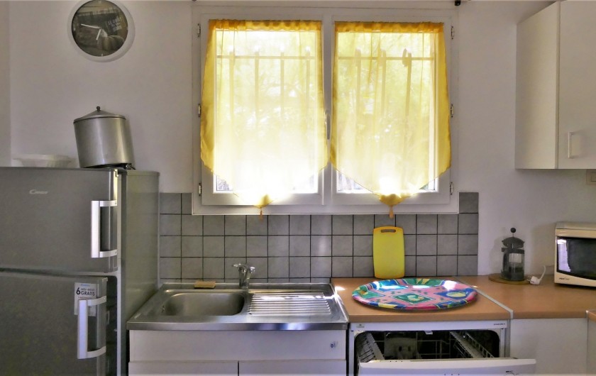 Location de vacances - Villa à Frontignan - Fenêtre ouest au dessus de l'évier dans cuisine ouverte