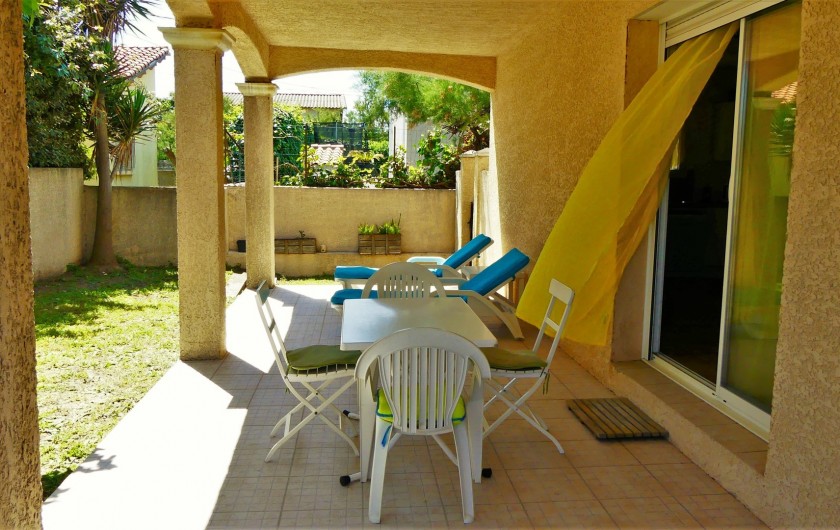 Location de vacances - Villa à Frontignan - Autre vue terrasse avec meubles de jardin