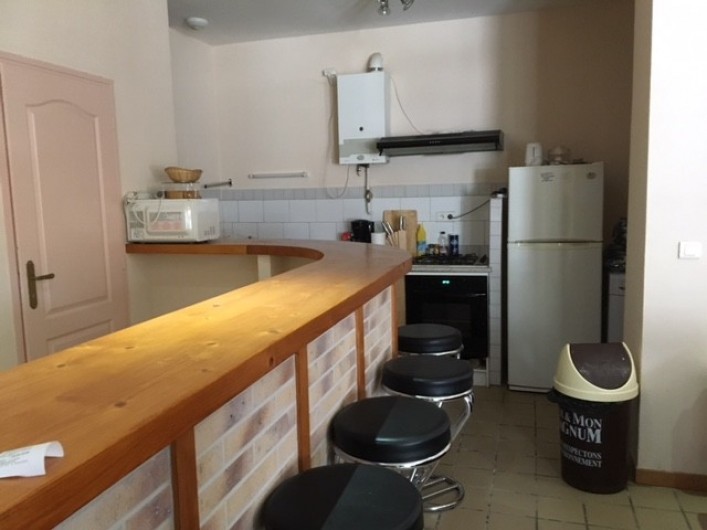 Location de vacances - Appartement à Sainte-Marie de Campan - Coin cuisine  équipée d'un four électrique, micro ondes, lave vaisselle.