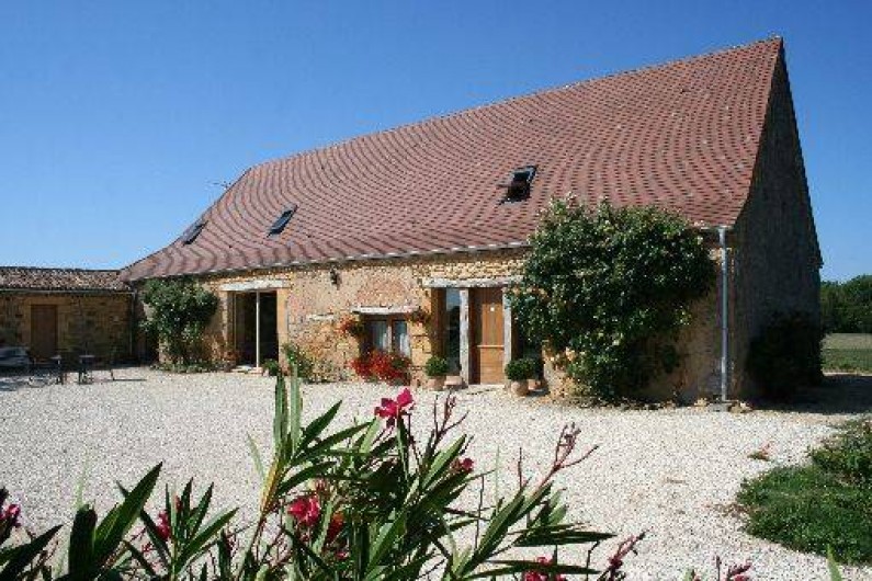 Location de vacances - Chambre d'hôtes à Saint-Avit-Sénieur - façade de la maison d'hôtes