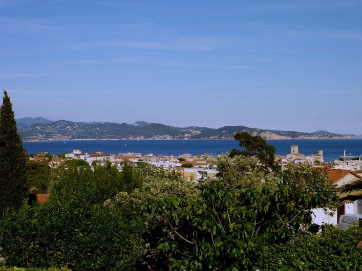 Location de vacances - Villa à La Ciotat - Vue  sur le village de  La Ciotat et le golfe d'Amour