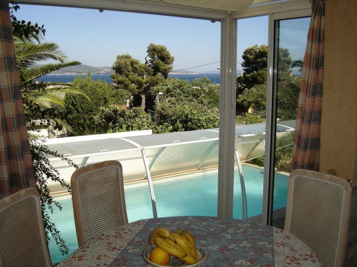 Location de vacances - Villa à La Ciotat - Coin repas cuisine, vue mer piscine  