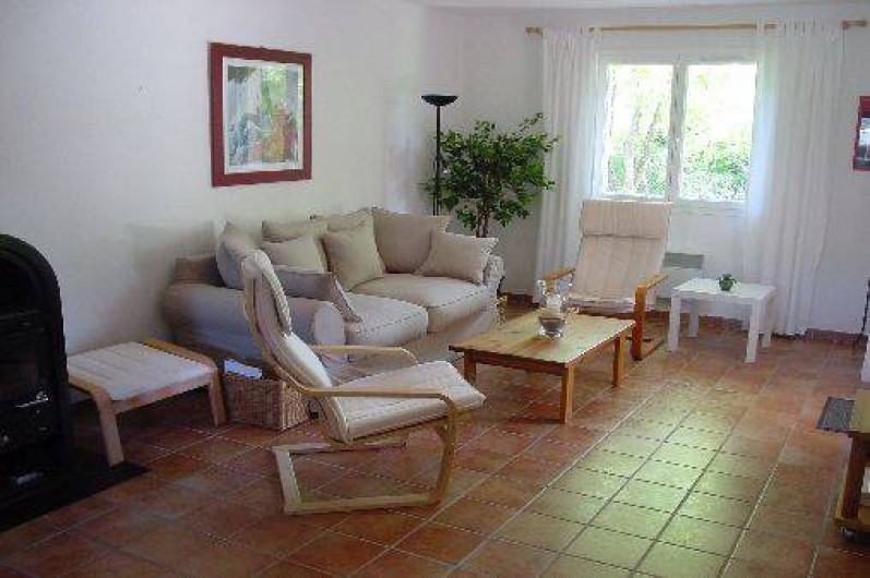 Location de vacances - Villa à Pierrevert - salon accès terrasse et jardin