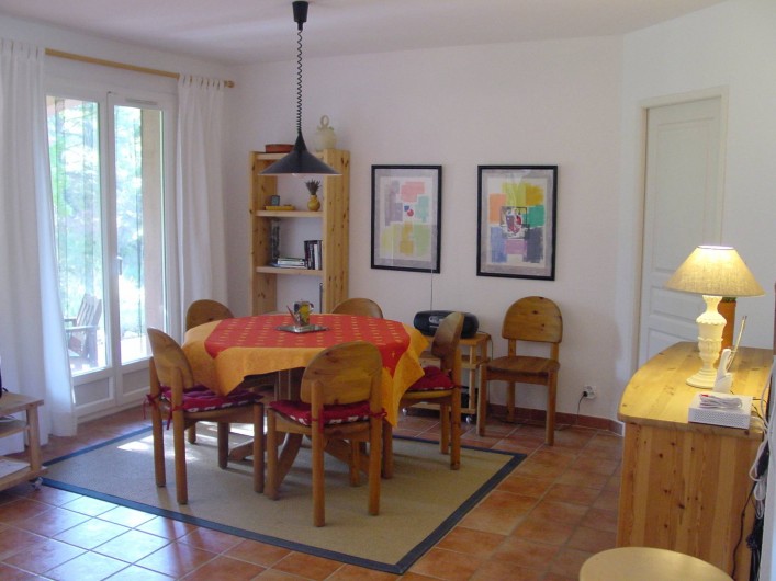 Location de vacances - Villa à Pierrevert - séjour accès terrasse et jardin