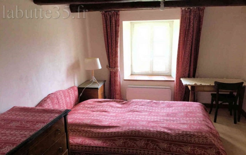 Location de vacances - Gîte à Saint-Lunaire - Etage 1  Chambre Rose (10,7 m2) : (Fenêtre Est)  Lit de 140,