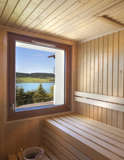 Location de vacances - Appartement à Malbuisson - Sauna avec vue sur le lac