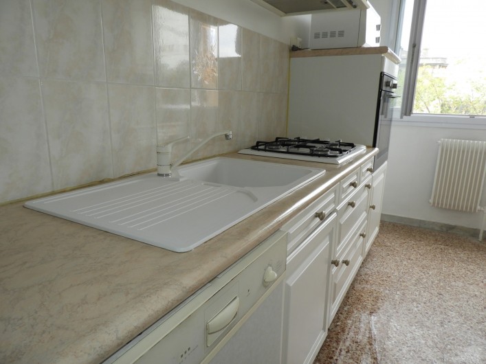 Location de vacances - Appartement à Marseille - Cuisine avec lave-vaisselle  four électrique,  four micro-onde