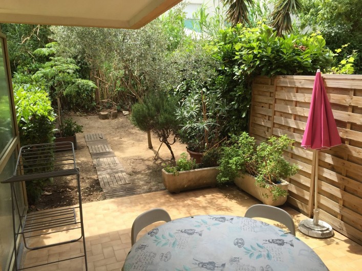 Location de vacances - Studio à Antibes - terrasse sur jardinet